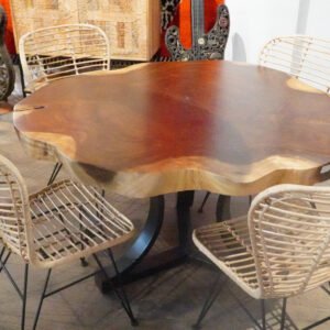 Suar wood table with a 130 cm diameter.